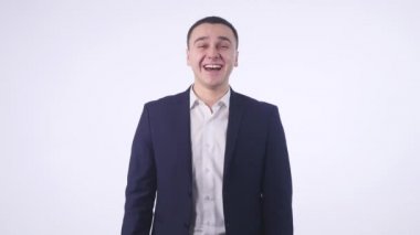 4k yakın çekim. Çok duygusal adam kameraya bakıyor ve gülüyor