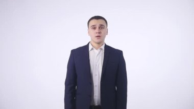 Kameraya gülümseyen yakışıklı genç