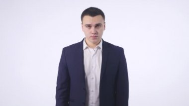 kötü adam kameraya bakan yüzü yukarı 4k kapatın. Kızgın genç adam