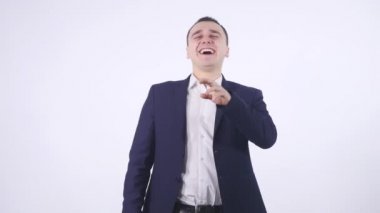 4k yakın çekim. Çok duygusal adam kameraya bakıyor ve gülüyor
