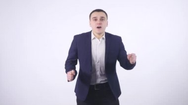 adam beyaz arka plan üzerinde sonuçlarına göre heyecan almak
