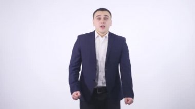 adam beyaz arka plan üzerinde sonuçlarına göre heyecan almak