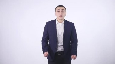 adam beyaz arka plan üzerinde sonuçlarına göre heyecan almak