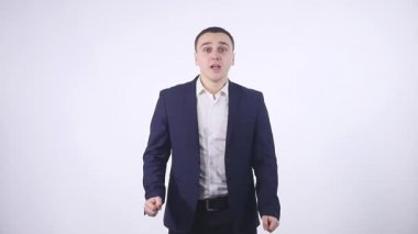 adam beyaz arka plan üzerinde sonuçlarına göre heyecan almak