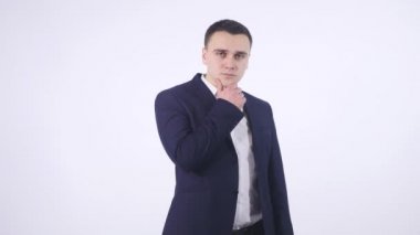 Mutlu genç adam beyaz bir arka plan üzerinde bir fikir veya çözüm ile geliyor