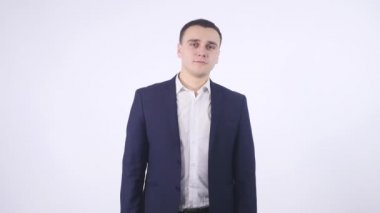 Bir iş adamı bir poz portresi ile takım elbise bilmiyorum. Beyaz arka plan üzerinde izole