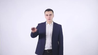 Ok işareti gri bir arka plan üzerinde izole parmak ile gösterilen mutlu casual adam