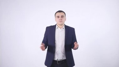 Bir iş adamı bir poz portresi ile takım elbise bilmiyorum. Beyaz arka plan üzerinde izole