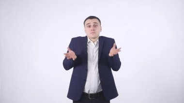 Bir iş adamı bir poz portresi ile takım elbise bilmiyorum. Beyaz arka plan üzerinde izole