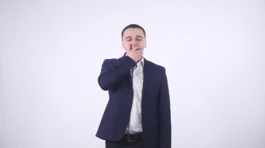 Esneyen genç iş adamı, beyaz arka planda izole edilmiş.