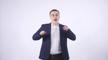 Esneyen genç iş adamı, beyaz arka planda izole edilmiş.