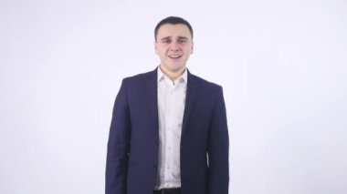 Esneyen genç iş adamı, beyaz arka planda izole edilmiş.