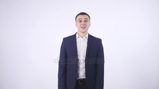 Счастливый удивленный бизнесмен белый фон — стоковое видео