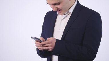 cep telefonunu beyaz bir arka plan ile işadamı manifatura