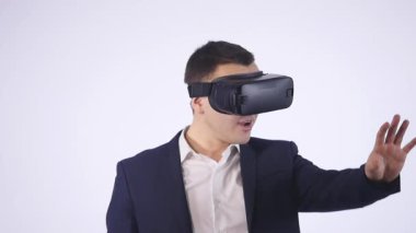 vrl cam beyaz arka plan üzerinde giyen genç işadamı