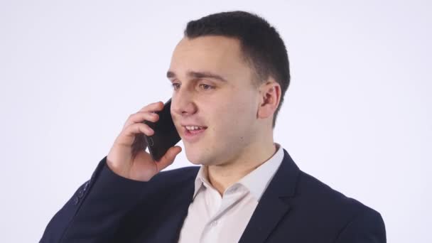 Портрет случайного бизнесмена, разговаривающего по мобильному телефону. Изолированные на белом — стоковое видео