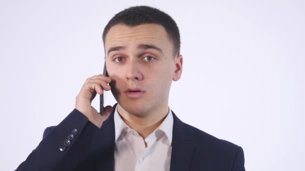 Portrait d'un homme d'affaires occasionnel parlant sur un téléphone portable. Isolé sur blanc — Video