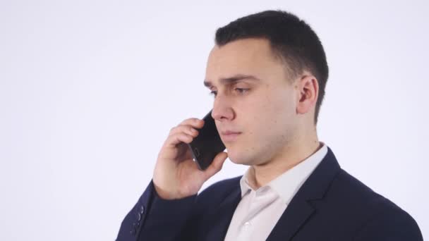 Retrato del hombre de negocios casual hablando por teléfono móvil. Aislado sobre blanco — Vídeo de stock