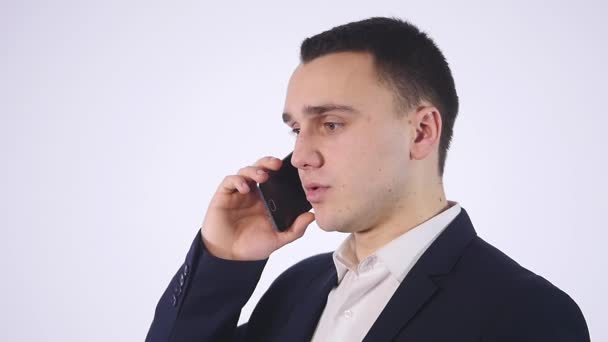 Mobil telefonda konuşurken rahat işadamı portresi. beyaz izole — Stok video