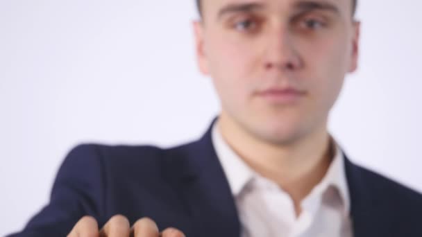 Iş adamı elinde yeşil ekranlı akıllı telefon — Stok video