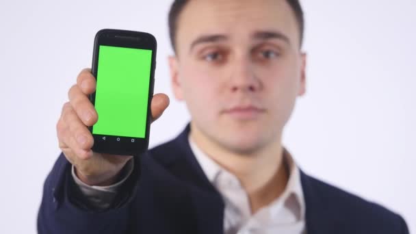 Teléfono inteligente con pantalla verde en la mano del hombre de negocios — Vídeos de Stock