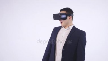 vrl cam beyaz arka plan üzerinde giyen genç işadamı