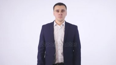 Beyaz arka planda kızgın iş adamı
