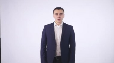 Beyaz arka planda kızgın iş adamı