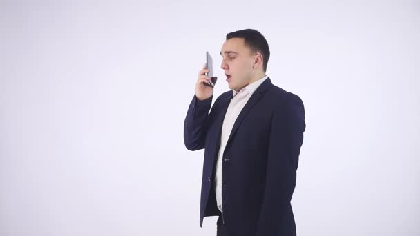 Бизнесмен кричит на мобильный телефон — стоковое видео
