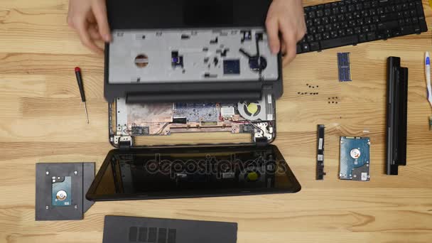 Male engineer repairs laptop. Wooden table top view — Stock Video