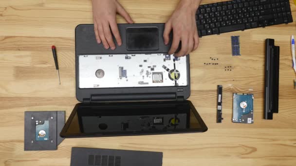 Ingeniero masculino repara laptop. Mesa de madera vista superior — Vídeos de Stock