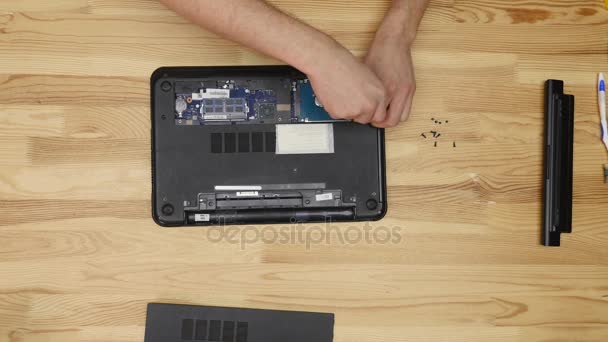 Manliga ingenjör reparationer laptop. Trä table top-översikt — Stockvideo