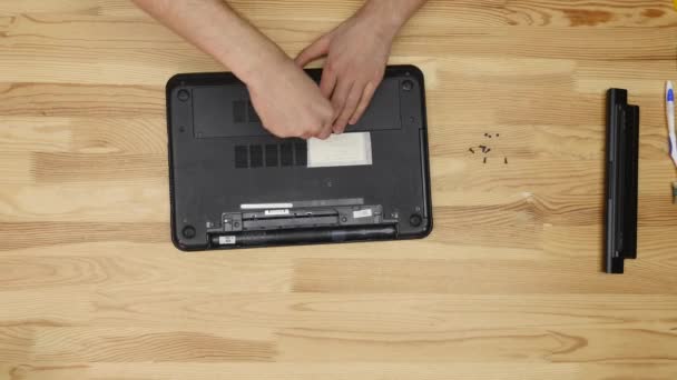 Ingenieur repariert Laptop. hölzerne Tischplatte Ansicht — Stockvideo