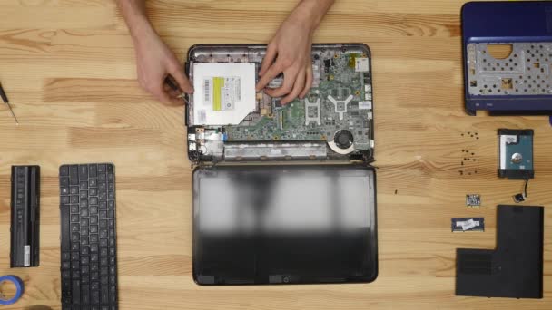 Mannlig ingeniør reparerer bærbar PC. Sett ovenfra av tre – stockvideo