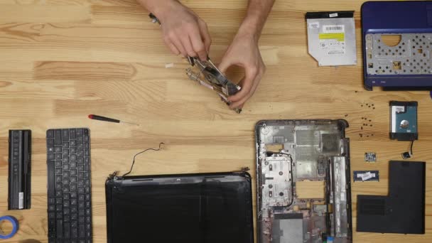 Engenheiro masculino conserta laptop. Tabela de madeira vista superior — Vídeo de Stock