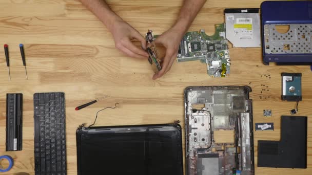 Male engineer repairs laptop. Wooden table top view — Stock Video