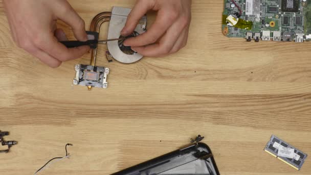 Ingeniero masculino repara laptop. Mesa de madera vista superior — Vídeos de Stock