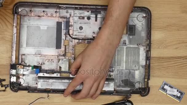 Ingeniero masculino repara laptop. Mesa de madera vista superior — Vídeo de stock