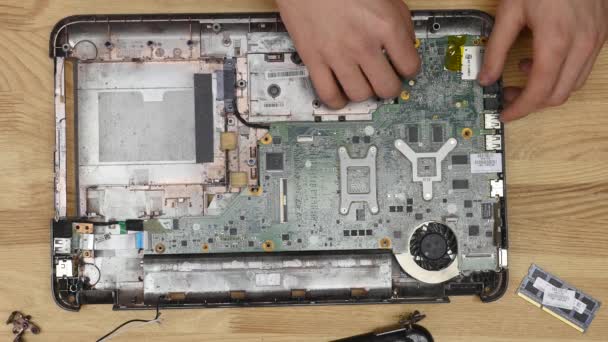 Male engineer repairs laptop. Wooden table top view — Stock Video