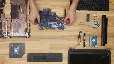 Erkek mühendis laptop tamir