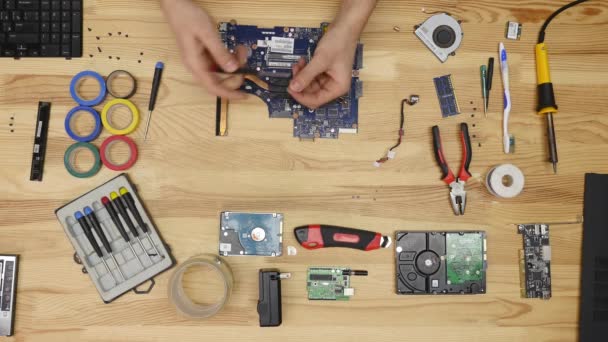 Male engineer repairs laptop — Stock Video