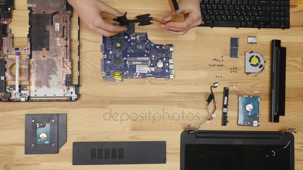 Инженер-мужчина ремонтирует ноутбук — стоковое видео
