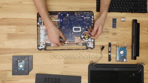 Masculino engenheiro reparos laptop — Vídeo de Stock