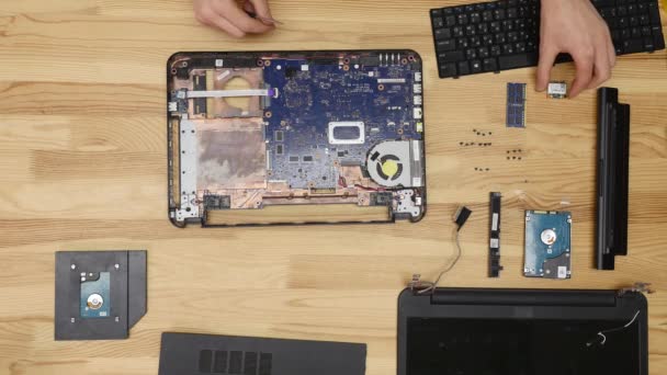 Masculino engenheiro reparos laptop — Vídeo de Stock
