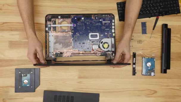 Mannelijke ingenieur reparaties laptop — Stockvideo