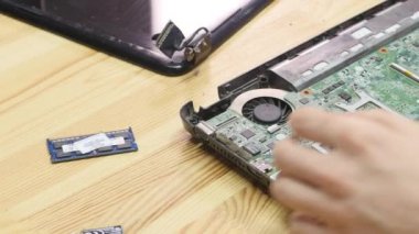 Mühendis dizüstü pc, bilgisayar ve anakart onarır. Ekipman yükler cpu