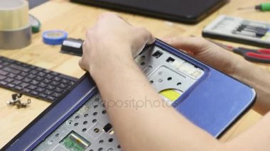 Mühendis dizüstü pc, bilgisayar ve anakart onarır. Ekipman yükler cpu