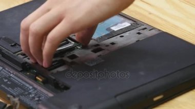 Mühendis dizüstü pc, bilgisayar ve anakart onarır. Ekipman yükler cpu