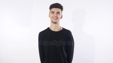 beyaz bitti izole yakışıklı delikanlı. komik surat