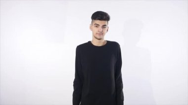 O ne yapacağını bilmez çünkü adam silkiyor. Beyaz izole.